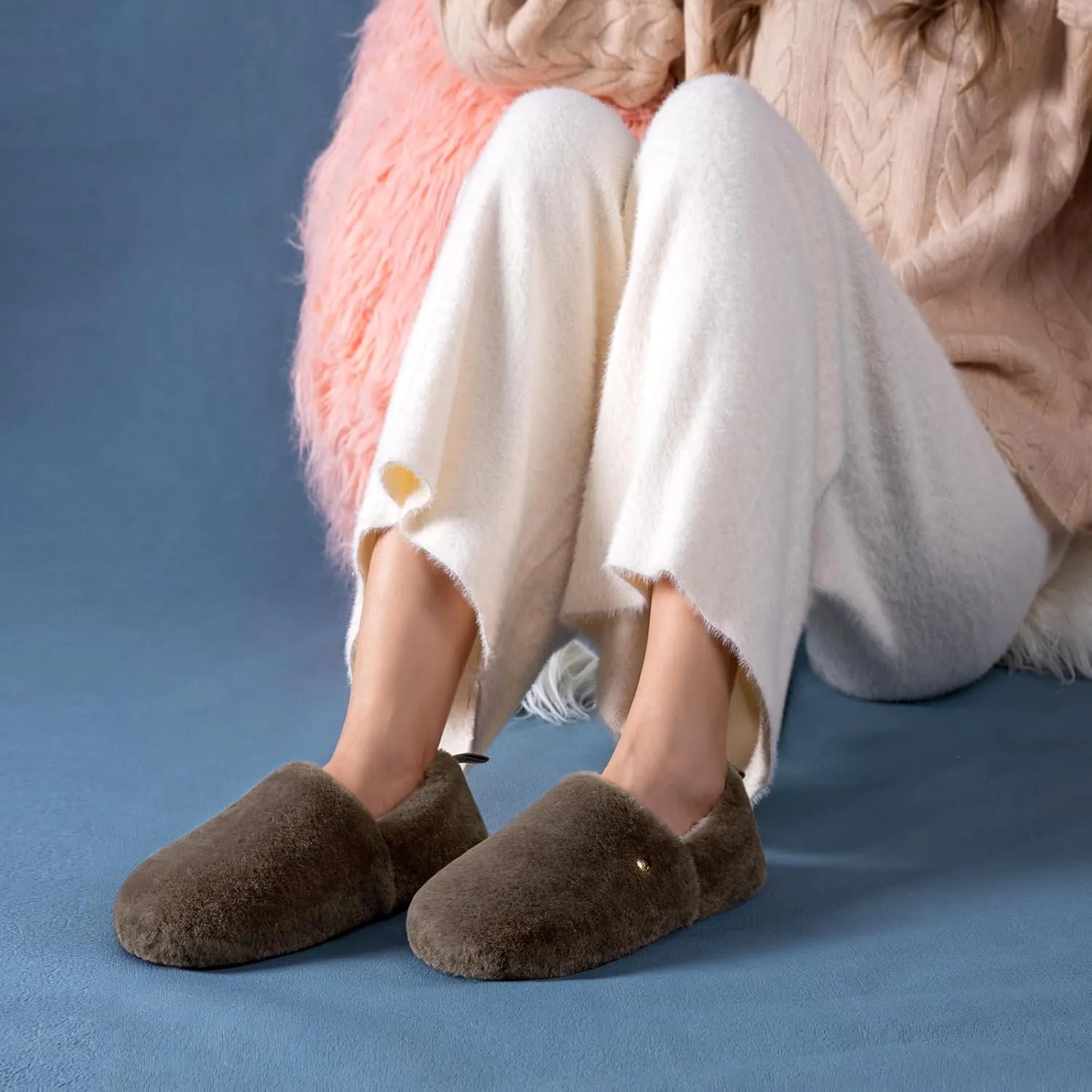 EverFoams Women's Closed Back Slippers Fuzzy Faux Wool Soft Lightweight Non Slip House Shoes