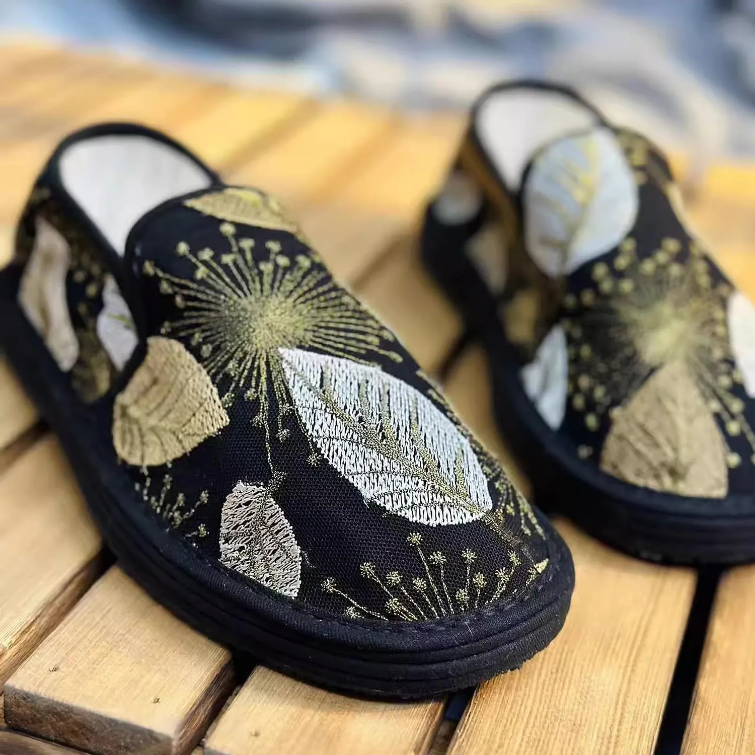 Handmade Thousand-Layer Bottom Old Beijing Embroidered Center Seam Shoes Chinese Style Cloth Shoes Loafer