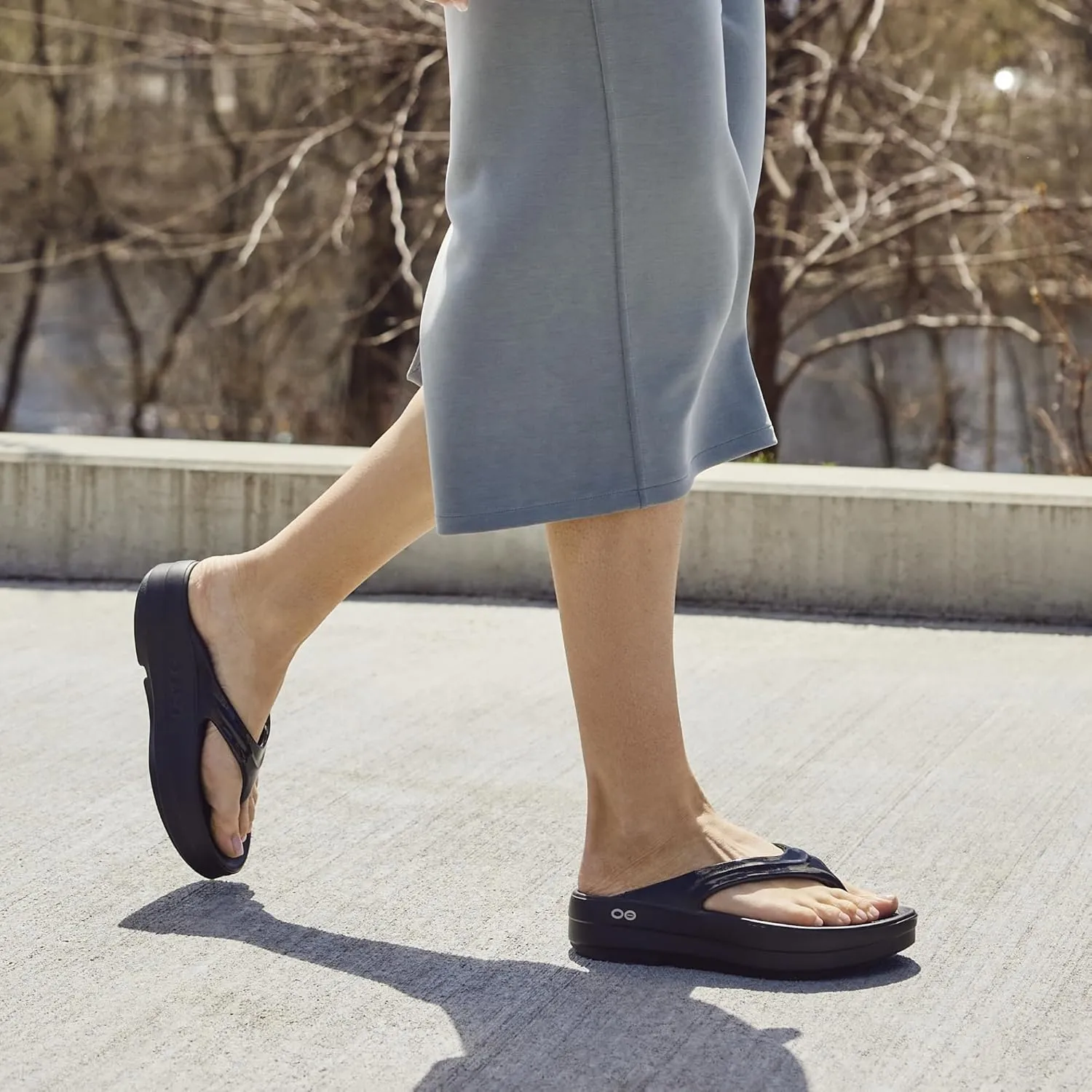 OOFOS Oomega Thong Sandal Womens Shoes